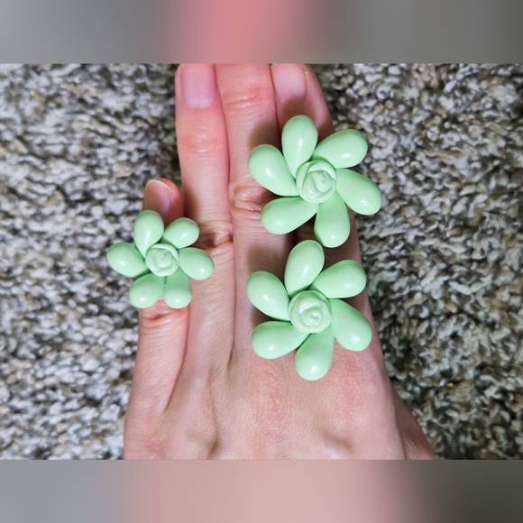 Ariana Grande Positions Earrings (Stud) with matching rings - Picture 6 of 6